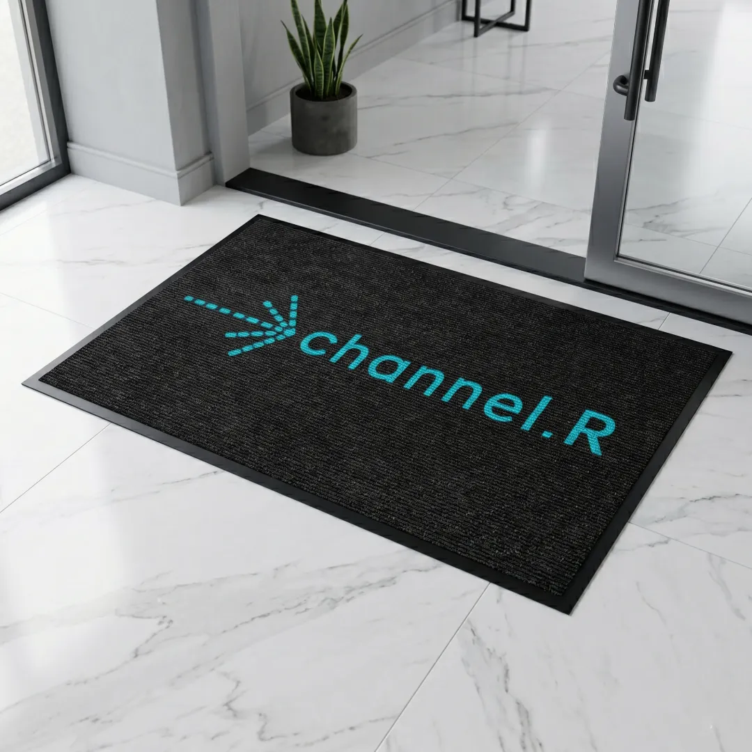 Channel R siyah zeminli turkuaz logolu halı paspas