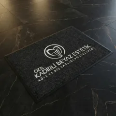 Estetik logolu paspas - Kadirli Beyaz Estetik polikliniği için üretilen 80x120 siyah paspas.