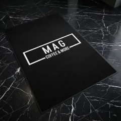 Lazer kesim logolu paspas - Mag Coffee için üretilen 120x200 siyah paspas.