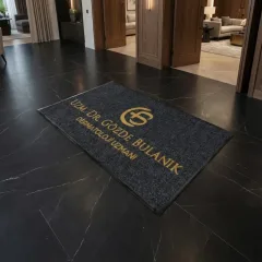 Doktor logolu paspas - Uzm. Dr. Gözde Bulanık kliniği için üretilen 80x150 siyah paspas.