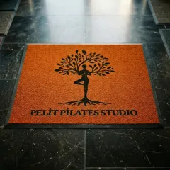Pelit Pilates Studio pilates salonu logolu paspas örneği 100 x 120 cm