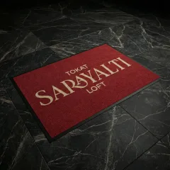 Sarayaltı restoran logolu paspas örneği 100 x 150 cm saman rengi ve 160 x 230 cm bordo seçenekleri - seçenek 2