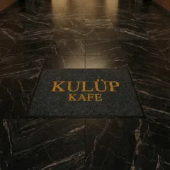 Özel tasarım logolu paspas - Kulüp Kafe için üretilen 80x120 siyah paspas.
