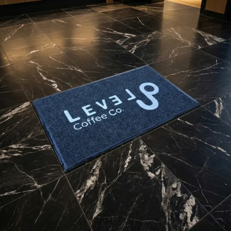 Kaymaz logolu paspas - Level Up Coffee için üretilen 60x100 siyah paspas.