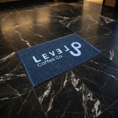 Kaymaz logolu paspas - Level Up Coffee için üretilen 60x100 siyah paspas.